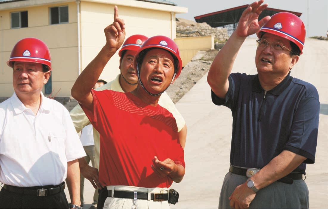 2007年8月中央政治局委员俞正声与董事长亲切交谈